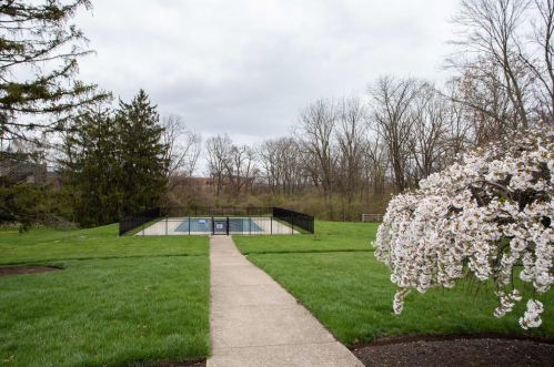 19 Creekwood Sq, Cincinnati OH 45246-3838 exterior