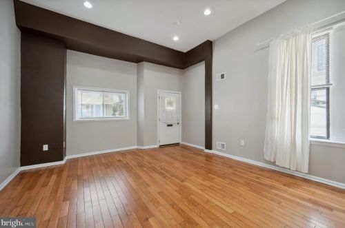 2553 Cedar St, Philadelphia, PA 19125-3123