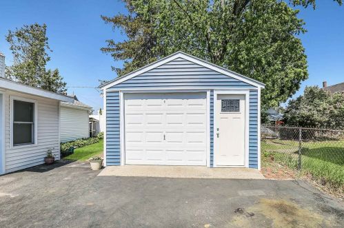 10 Wall St, Derry, NH 03038-2527