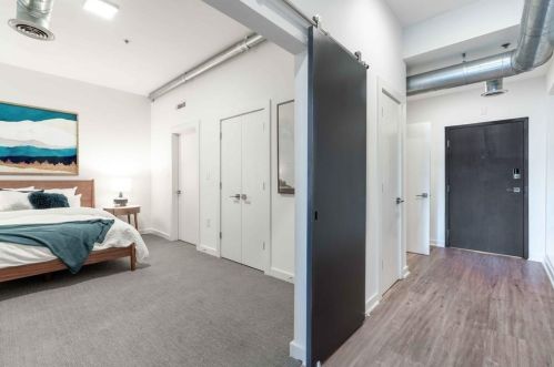260 18th St, Atlanta, GA 10201-1100