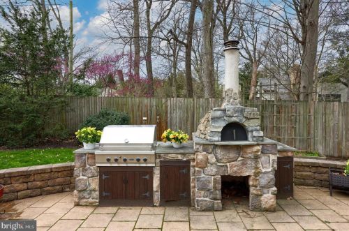 3 Twin Oaks Holw, Lancaster PA  17601-2234 exterior