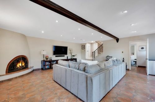 1664 Las Flores Dr, Glendale CA  91207-1200 exterior