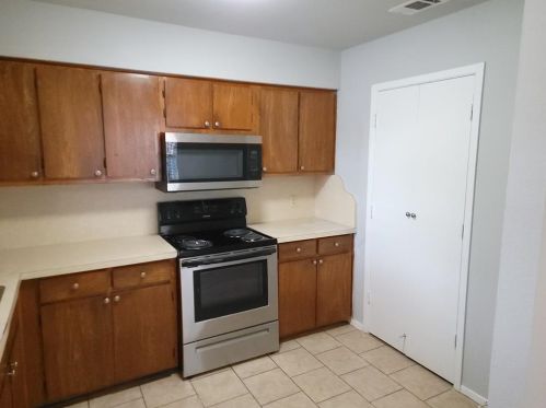 1124 Suburban St, Cedar Hill TX  75104-3255 exterior