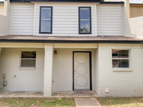 2223 Crosstimbers St, Huntsville, TX 77320-3403