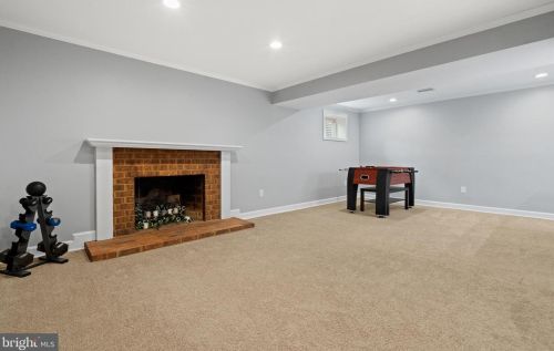 5637 Fort Corloran Dr, Springfield VA  22015-2114 exterior