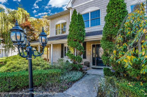 15 Pearl St, Middletown, NJ 07748-1111