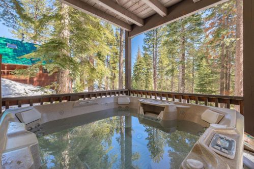 10655 Snowshoe Cir, Truckee CA  96161-2007 exterior