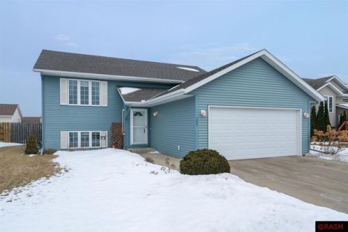 105 Spyglass Dr, Mankato, MN 56001-8753