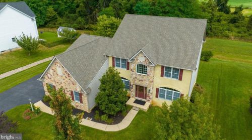 1317 Winterberry Dr, York, PA 17406-7230