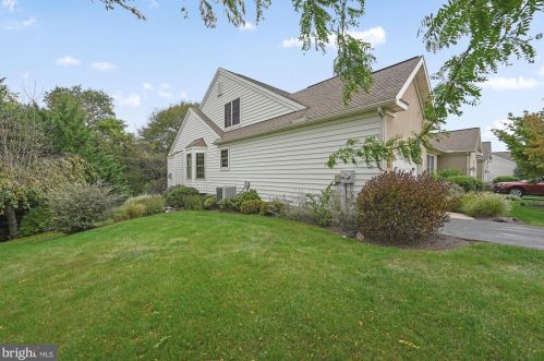 15 Leeds Ct, Lancaster PA  17602-4676 exterior