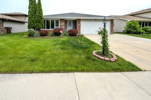 15631 Vista Dr, Oak Forest, IL 60452-2752