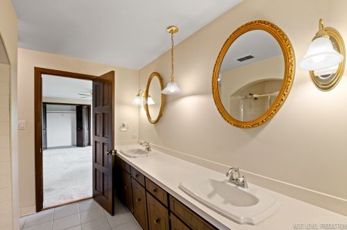 6765 County Line Ln, Willowbrook IL  60527-5726 exterior