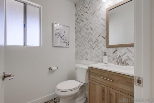 1376 Darwin Dr, Oceanside CA  92056-6618 exterior