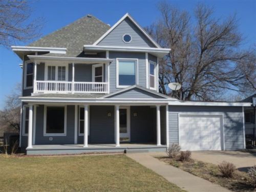 1102 Valmont St, Palmer, NE 68864-1412