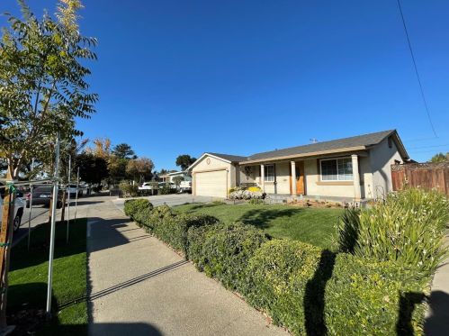 8406 Wayland Ln, Gilroy, CA 95020-4113