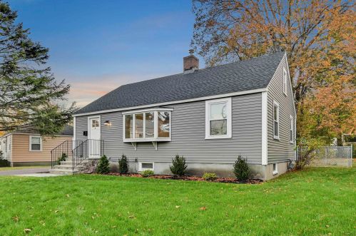 4 Schurman Ave, Portsmouth, NH 03801-4725