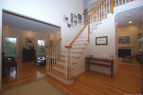 381 Chestnut Hill Rd, Norwalk CT  06851-1414 exterior
