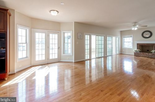 7337 Hooes Rd, Springfield VA  22152-3704 exterior