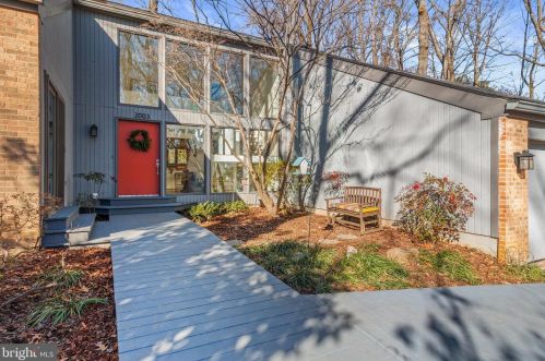 2003 Upper Lake Dr, Herndon, VA 20191-3644