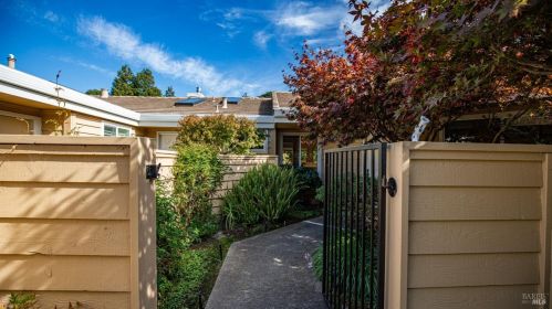 27 Peacock Ct, San Rafael, CA 94901-8314