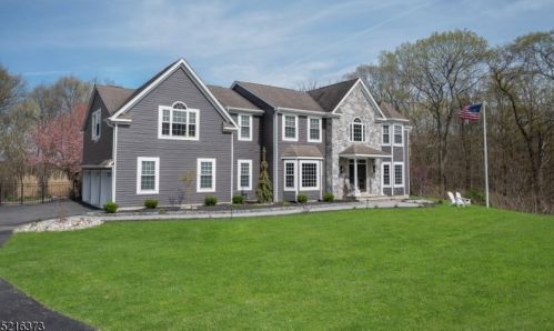8 Windsor Ln, Andover, NJ 07821-4126
