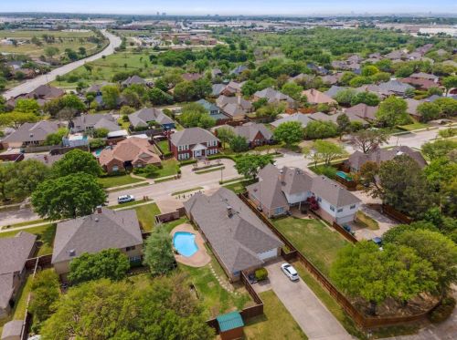 2221 Lorraine Dr, Carrollton TX 75006-4322 exterior