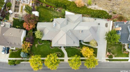 2515 Willow Hl Dr, Sandy UT 84093-1894 exterior