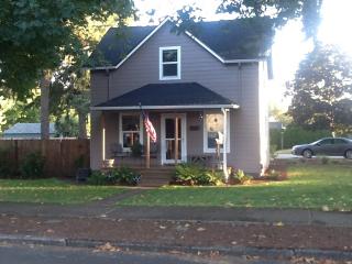 489 Cherry St, Dallas, OR 97338-2427