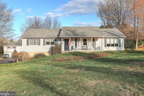 785 Dietz Rd, York, PA 17402-7827