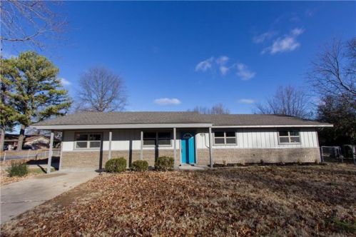 2017 Sycamore St, Rogers, AR 72758-4068