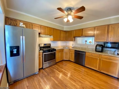 205 Salem Ct, Flemington, NJ 08822-2034