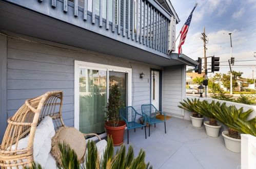 2505 Delaware St, Huntington Beach, CA 92648-2555