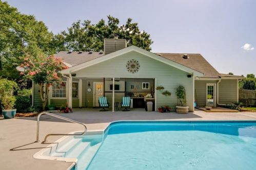 2295 Huntington Dr, Loganville, GA 30052-2695