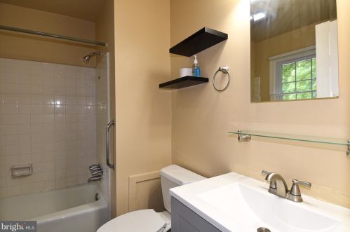 5640 Kirkham Ct, Springfield VA  22151-1709 exterior