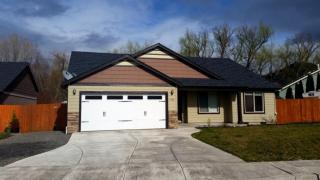 1589 Inverness Dr, Medford, OR 97504-5170