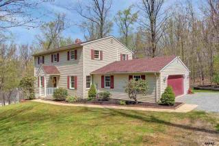 607 Woodsview Ln, York, PA 17406-9341
