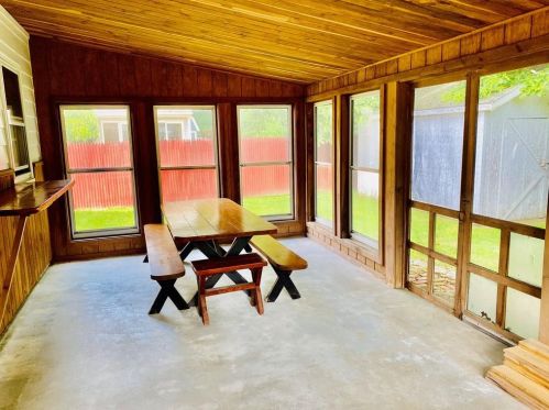 90 Briggs Ln, Tiverton, RI 02878-2406