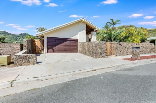 6815 Niumalu Loop, Honolulu HI  96825-1639 exterior