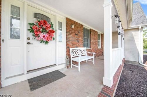 18 Wedgewood Dr, Annandale, NJ 08801-3352
