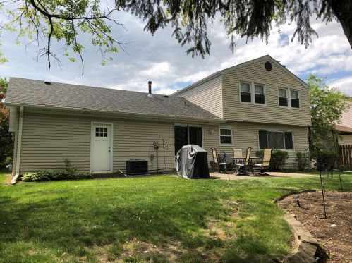 700 Woodhollow Ln, Buffalo Grove, IL 60089-1441