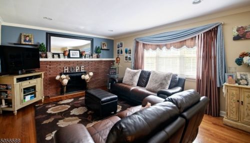 10 Lacey Ave, Gillette, NJ 07933-1407
