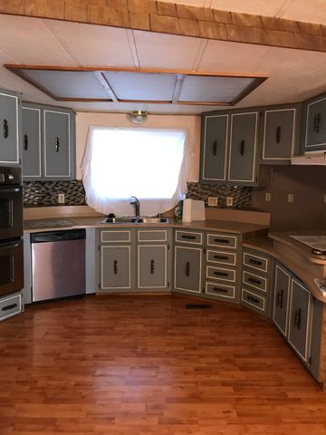 1049 Columbia St, Puget Island, WA 98612-9533