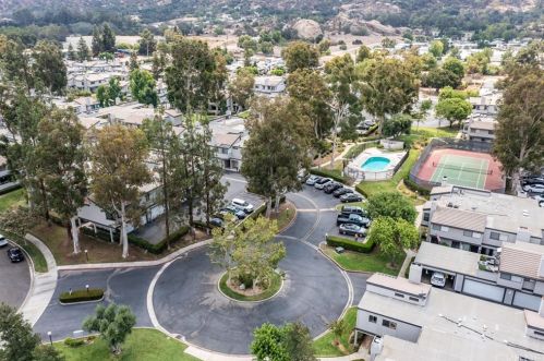 6475 Twin Circle Ln, Simi Valley CA  93063-6408 exterior