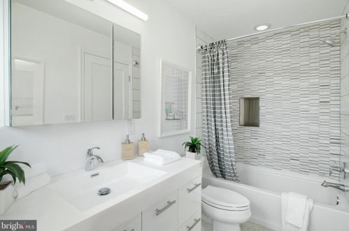 1828 12 St, Philadelphia PA 19147-4532 exterior