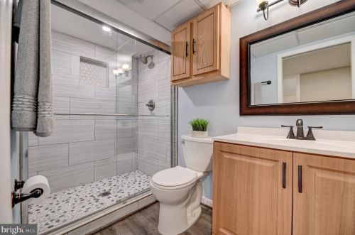 7203 Hadlow Dr, Springfield VA  22152-3529 exterior