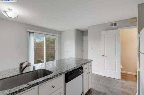 926 Snowberry Ct, Hayward, CA 94544-5730