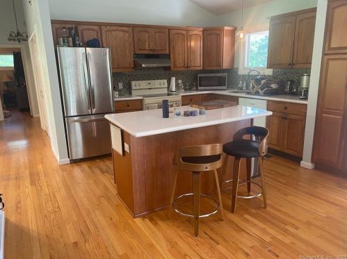 67 Longmeadow Rd, Huntington CT  06484-2609 exterior