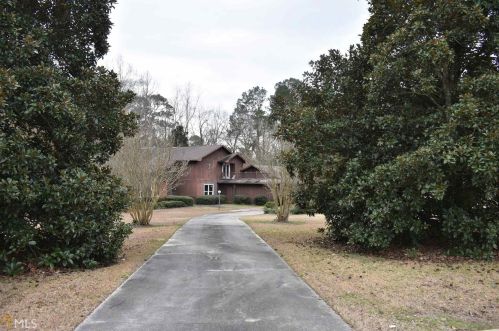 555 Willow Lake Dr, Metter, GA 30439-3127