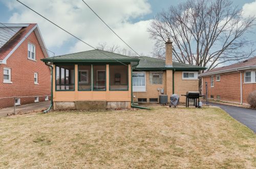 407 Pine St, Mount Prospect, IL 60056-2054