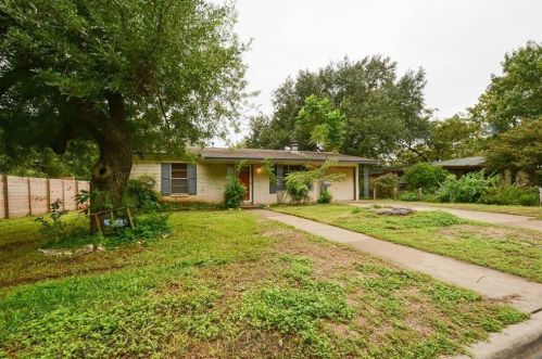 1703 Crown Dr, Austin TX  78745-1708 exterior